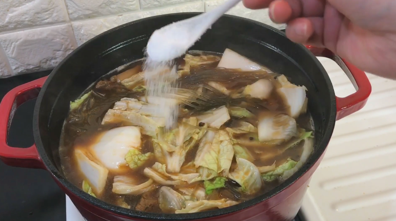 羊肉炖白菜粉丝,加盐 糖少许