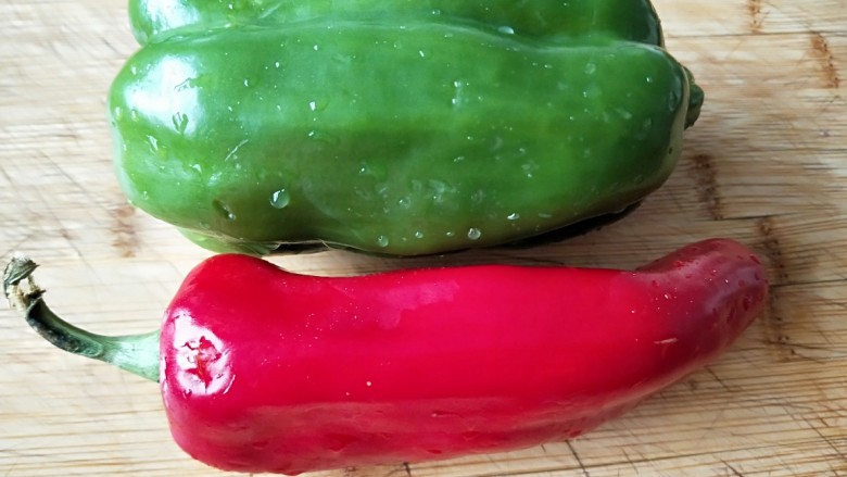 青红椒炒鱿鱼,红椒,<a style='color:red;display:inline-block;' href='/shicai/ 3536'>菜椒</a>洗干净。