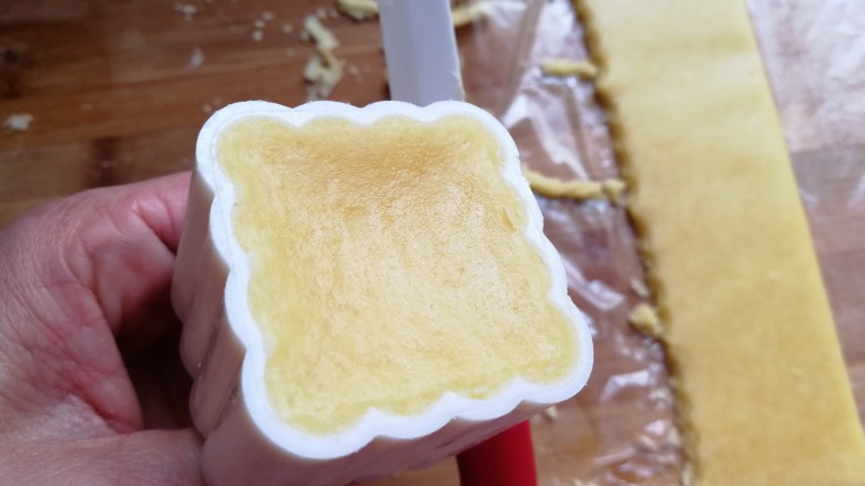 玉米油版酥性饼干,用一把小刀把模具四周的飞边刮掉,再扣过来稍用力推压一下,一块有清晰花纹的饼干就压好了