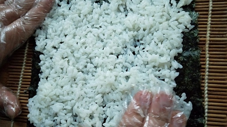紫菜包饭,用手摊开,均匀即可。