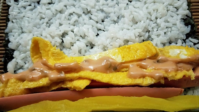 紫菜包饭,挤上寿司酱,<a style='color:red;display:inline-block;' href='/shicai/ 4856'>沙拉酱</a>。