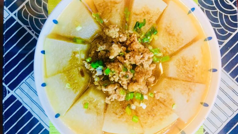 肉末蒸冬瓜电压锅版,由于电压锅品牌不同,所以界面不同,不管你选择什么功能,只要大概15分钟左右就可以,出锅后倒入李锦记蒸鱼豉油,为了卖相好看可以延边倒下,不要像我这样在中间倒…显得脏脏的
