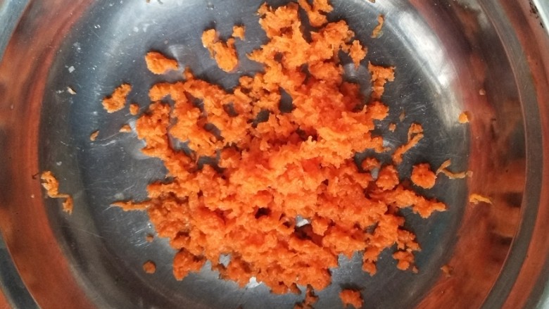 濑户风味香松饭团🍙,<a style='color:red;display:inline-block;' href='/shicai/ 25'>胡萝卜</a>洗净,切碎。