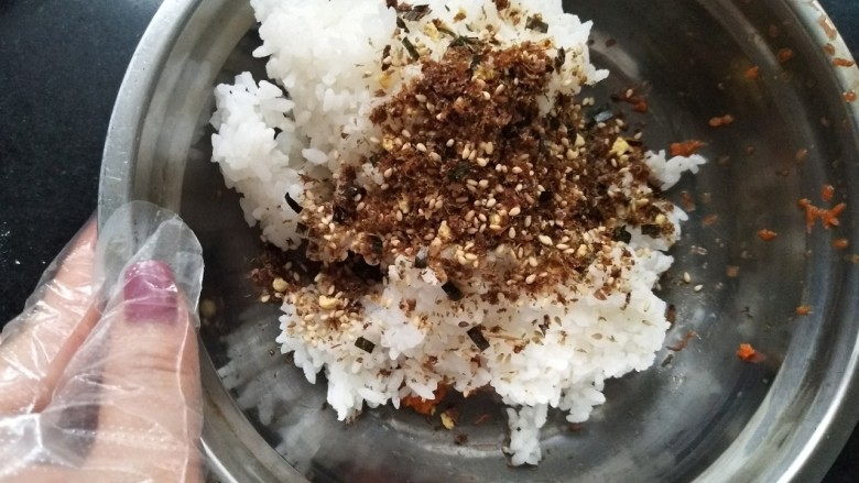 濑户风味香松饭团🍙,米饭,炒好的胡萝卜碎,放入濑户风味香松。