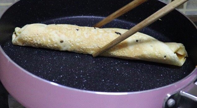简单快手鸡蛋卷,卷成卷儿,再煎一会。