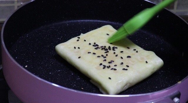 简单快手鸡蛋卷,翻面儿刷少许油,撒上芝麻,煎成金黄色。