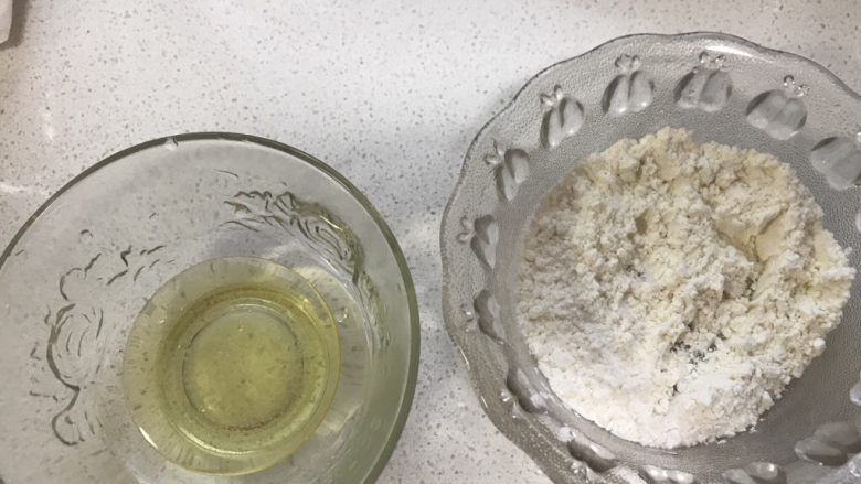 桃李毛毛虫奶油面包,发酵面团的时候我们来制作毛毛虫面包上面的条纹装饰。