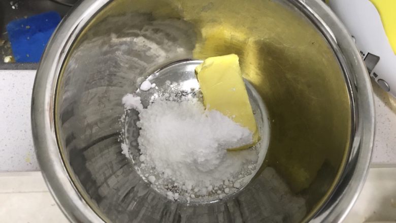 桃李毛毛虫奶油面包,接下来制作奶油夹心,将软化的黄油和糖粉一起打发至膨胀发白。