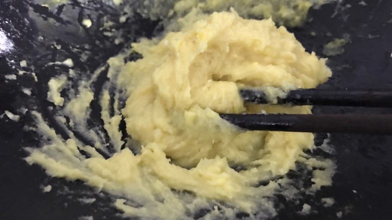 桃李毛毛虫奶油面包,接下来把鸡蛋液分分两次加入并搅拌至完全被吸收,变得顺滑。