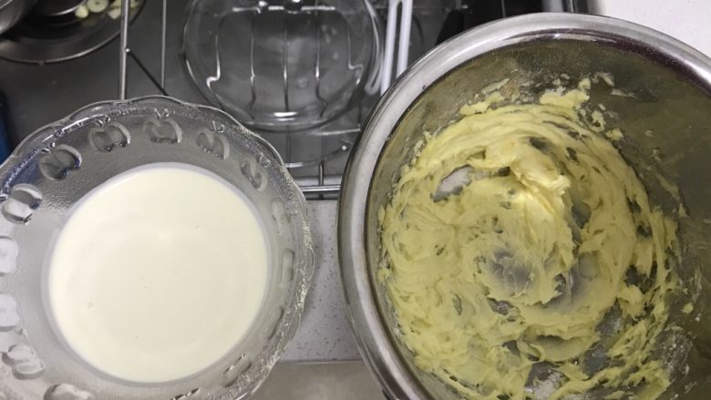 桃李毛毛虫奶油面包,分3次倒入常温淡奶油,打至完全吸收顺滑。