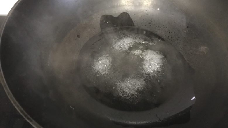 桃李毛毛虫奶油面包,大家不必担心,这点油不会飞溅的很厉害。