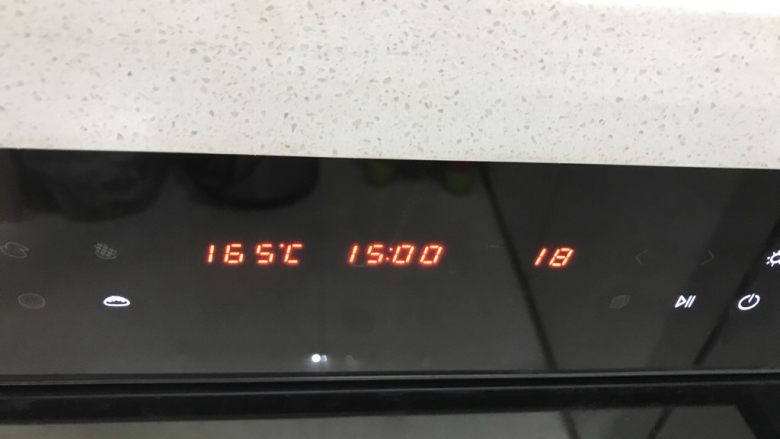 桃李毛毛虫奶油面包,烤箱165度,大概18分钟左右,看到上色满意均匀就可以关掉烤箱了,出炉晾凉备用。