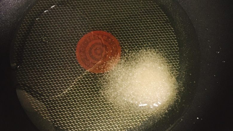 简易版黄焖鸡,冷锅倒油,加入白糖~小火慢慢加热,一直要搅拌,防止黏锅~