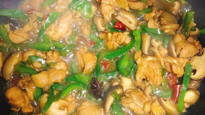 简易版黄焖鸡,最后加入适量盐调味即可~可以放点鸡精~
