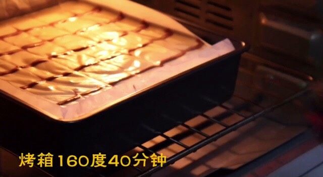 酸奶戚风蛋糕,放入烤箱，160度，烤40分钟，放中下层，烤箱要提前预热，一定要提前预热。