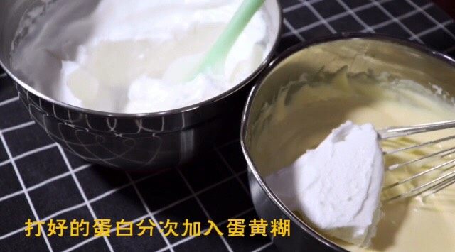 酸奶戚风蛋糕,打好的蛋白先分1/3加入蛋黄糊
