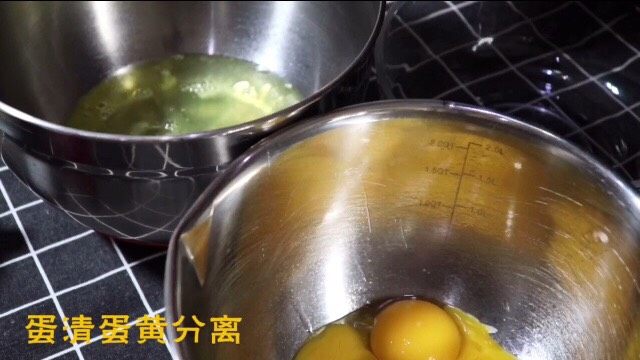 酸奶戚风蛋糕,蛋清蛋黄分离，放蛋白的盆里要无水无油。
