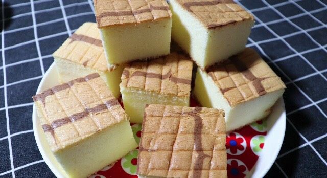 酸奶戚风蛋糕,放凉之后切块儿，真的很好吃。