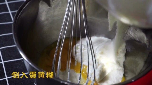 酸奶戚风蛋糕,过筛好搅拌均匀之后，加入蛋黄里面