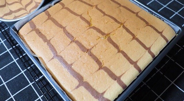 酸奶戚风蛋糕,烤好之后，从烤盘里拿出来，放到网架上晾凉，也可以倒扣晾凉，不过倒扣的话蛋糕的表面就会有印子。就是接触网架那个印子。