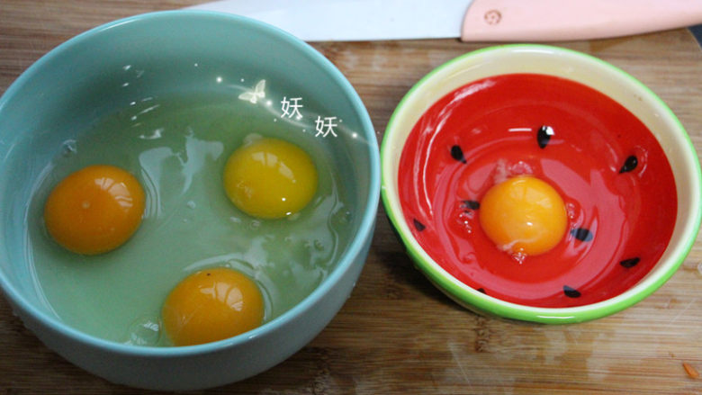 猫咪蛋包饭,<a style='color:red;display:inline-block;' href='/shicai/ 9'>鸡蛋</a>分开打,炒进饭里的我用了一个,做蛋皮用了三个。