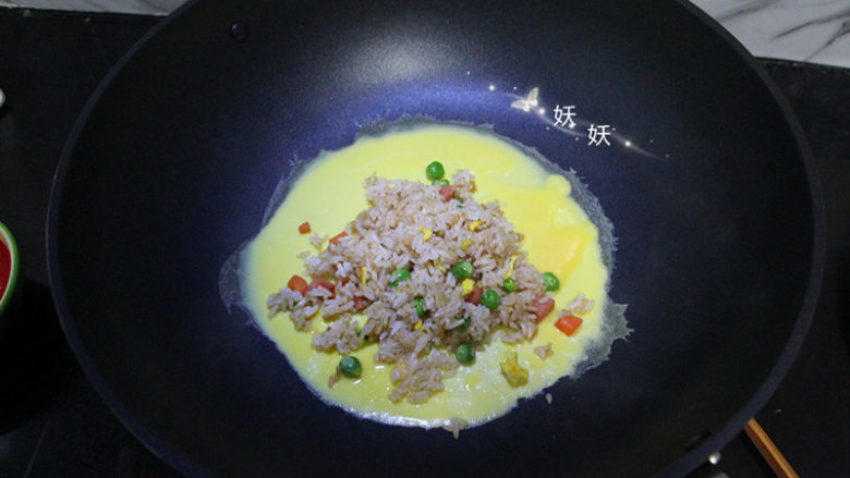 猫咪蛋包饭,锅中刷一层薄薄的油,我放了大概黄豆大小的一滴,倒入蛋皮用的蛋液,待蛋液快凝固时加入炒好的米饭。