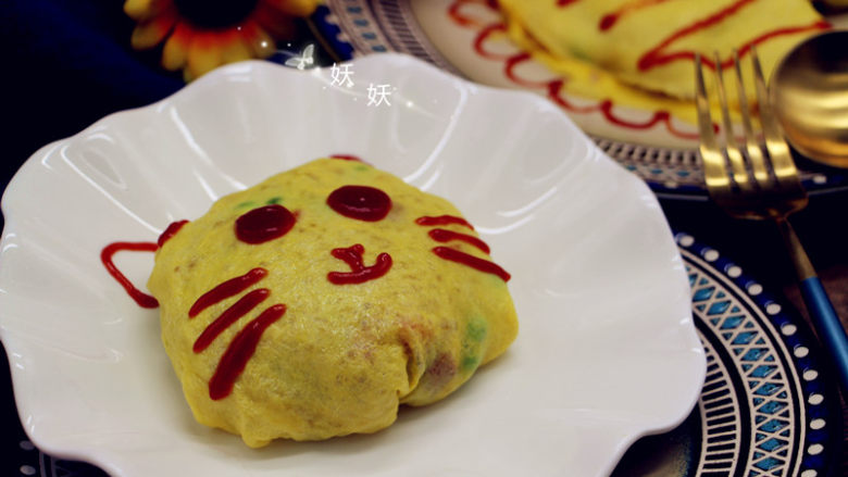 猫咪蛋包饭,把蛋包饭装入盘中,用<a style='color:red;display:inline-block;' href='/shicai/ 699'>番茄酱</a>稍微装饰一下,立马就可爱爆棚。