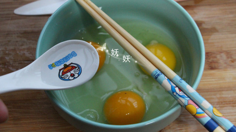 猫咪蛋包饭,往蛋皮用的鸡蛋里加两勺清水,打散,这一步不要少。
