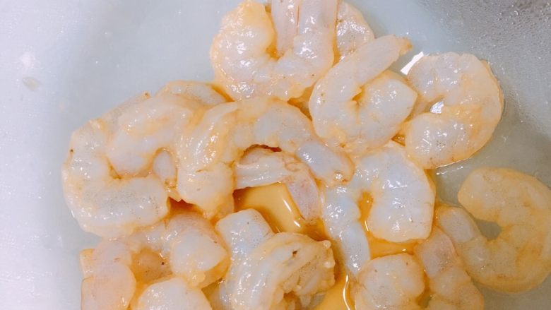 西蓝花清炒虾仁,加入<a style='color:red;display:inline-block;' href='/shicai/ 718'>料酒</a>,适量盐和淀粉抓匀腌制10分钟~
