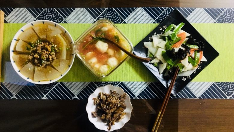 电饭锅版番茄鱼丸汤,最后放一点点香油,棒棒哒٩(๑ơలơ)۶♡