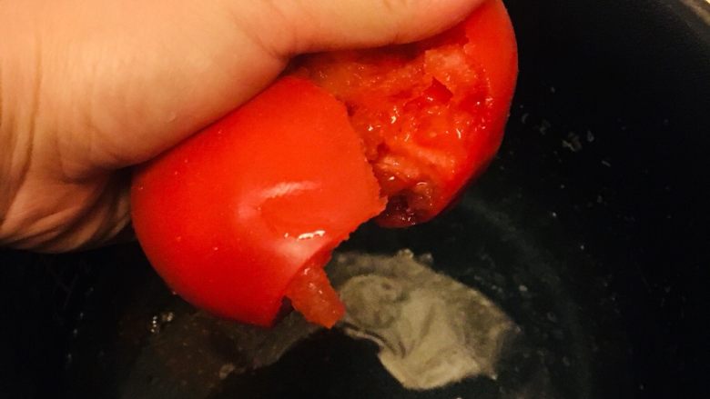 电饭锅版番茄鱼丸汤,不愿意吃皮可以削皮,重点是西红柿一定要这么粗暴的捏碎哈哈,解压很好哦