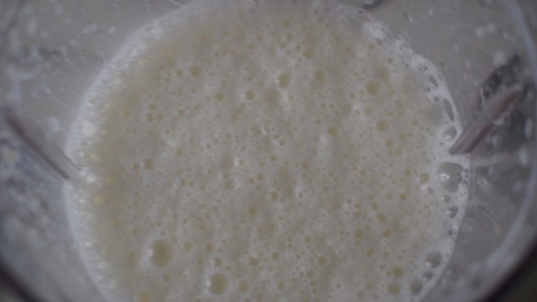 花生牛奶果饮,开始启动一档,搅打约10秒即可。