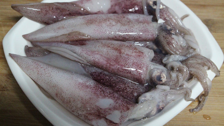 酱烧鱿鱼,新鲜的小<a style='color:red;display:inline-block;' href='/shicai/ 345'>鱿鱼</a>几条,冲洗一下。
