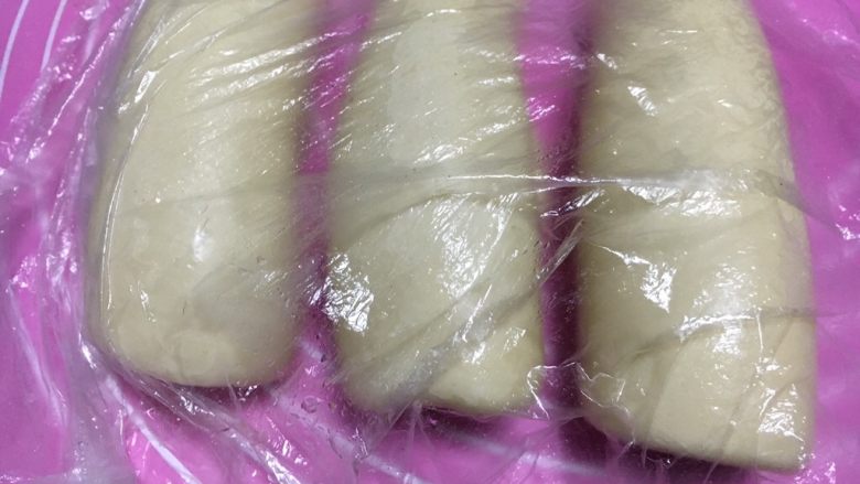椰子油鸡蛋营养吐司,分别卷好盖保鲜膜静置10分钟