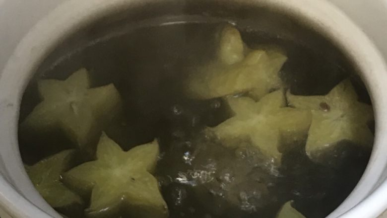 青榄杨桃排骨汤,把所有材料放进陶瓷锅大火煮开15分钟后，小火煲2小时左右。