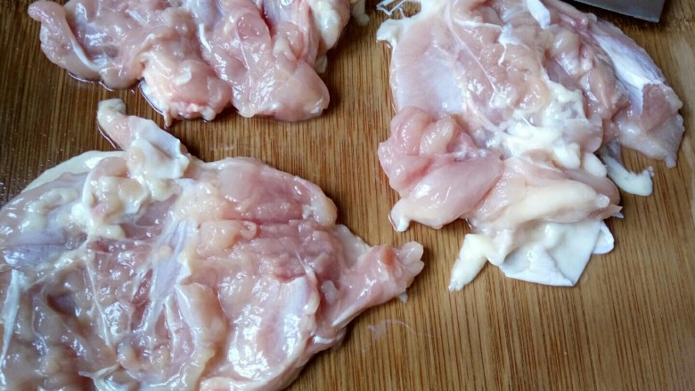 日式照烧鸡腿,用刀背在鸡腿肉上剁几下,更容易入味。