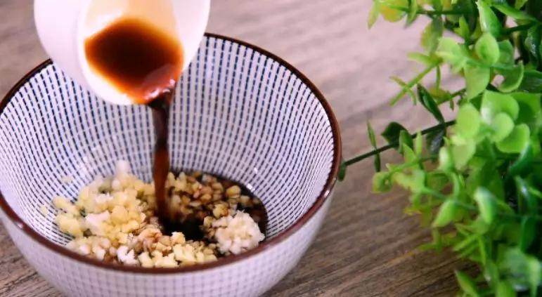 调出一碗万能料汁,让所有菜品都美味升级！,倒入蒜姜末、<a style='color:red;display:inline-block;' href='/shicai/ 847'>香油</a>、<a style='color:red;display:inline-block;' href='/shicai/ 788'>生抽</a>、<a style='color:red;display:inline-block;' href='/shicai/ 768'>香醋</a>、<a style='color:red;display:inline-block;' href='/shicai/ 721'>蚝油</a>、糖，拌匀 