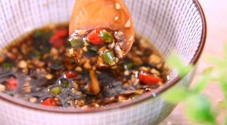 调出一碗万能料汁,让所有菜品都美味升级！,拌匀即可