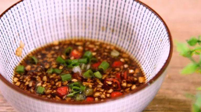 调出一碗万能料汁,让所有菜品都美味升级！,再加入小米椒、葱末