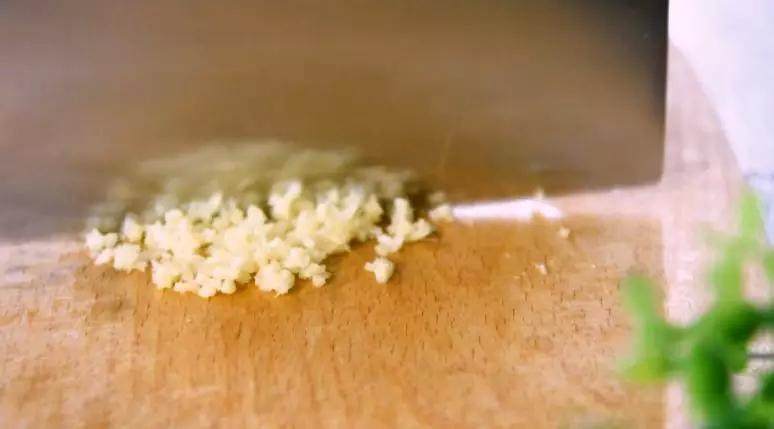 调出一碗万能料汁,让所有菜品都美味升级！,姜蒜切末、<a style='color:red;display:inline-block;' href='/shicai/ 82'>小米椒</a>切圈备用