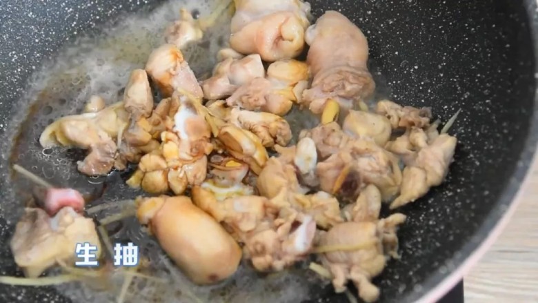 仔姜鸡块,一道不输黄焖鸡的下饭菜,加入1勺盐、2勺糖、半杯清水。