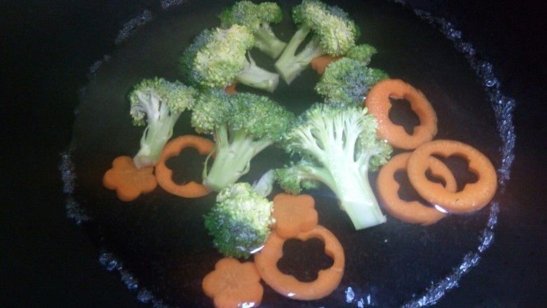 照烧鸡腿饭,西兰花,胡萝卜下锅焯熟,捞出来。