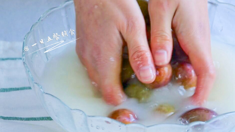 西梅汁,西梅放水中,倒入淀粉,静置10分钟,将西梅搓掉白霜,减轻青涩的味道。