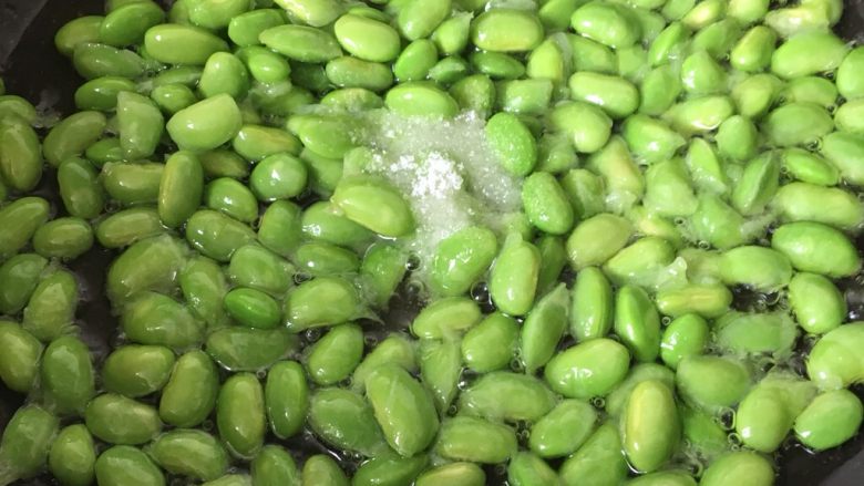 青豆鸡胗,加入1克盐翻炒均匀。