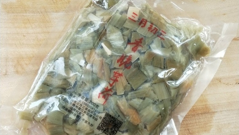 家乡芋荷炒鸡胗花,准备家乡美味芋荷一包。