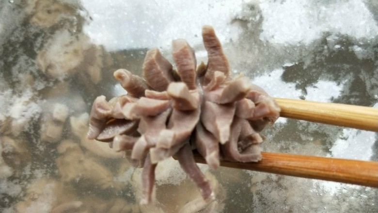 家乡芋荷炒鸡胗花,锅中放冷水,放鸡胗下锅焯烫至鸡胗花开完全变色。