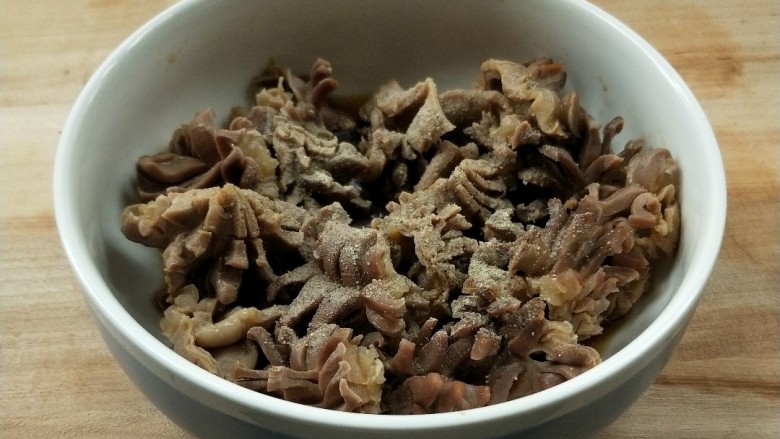 家乡芋荷炒鸡胗花,捞出,用料酒,生抽,<a style='color:red;display:inline-block;' href='/shicai/ 720'>胡椒粉</a>拌匀备用。