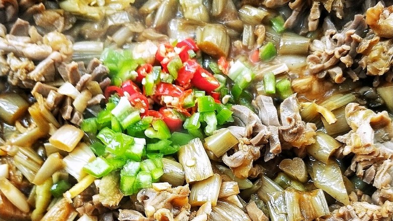 家乡芋荷炒鸡胗花,加朝天椒粒,青椒粒。