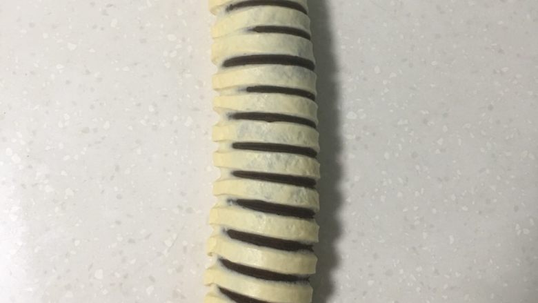 毛毛虫面包,卷成一个卷,注意两头封紧。