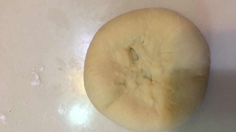 毛毛虫面包,用包包子手法包住捏紧、封口,压成扁圆。